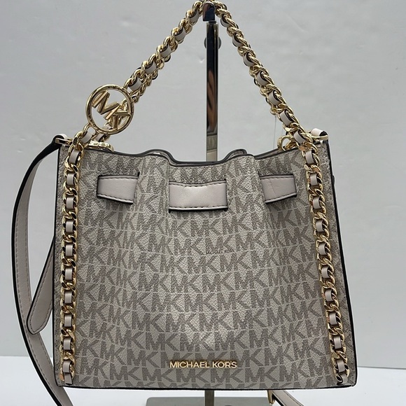 MICHAEL KORS
Mina Small Signature Logo Chain Crossbody Bag
Light Cream
NWT - Picture 5 of 16